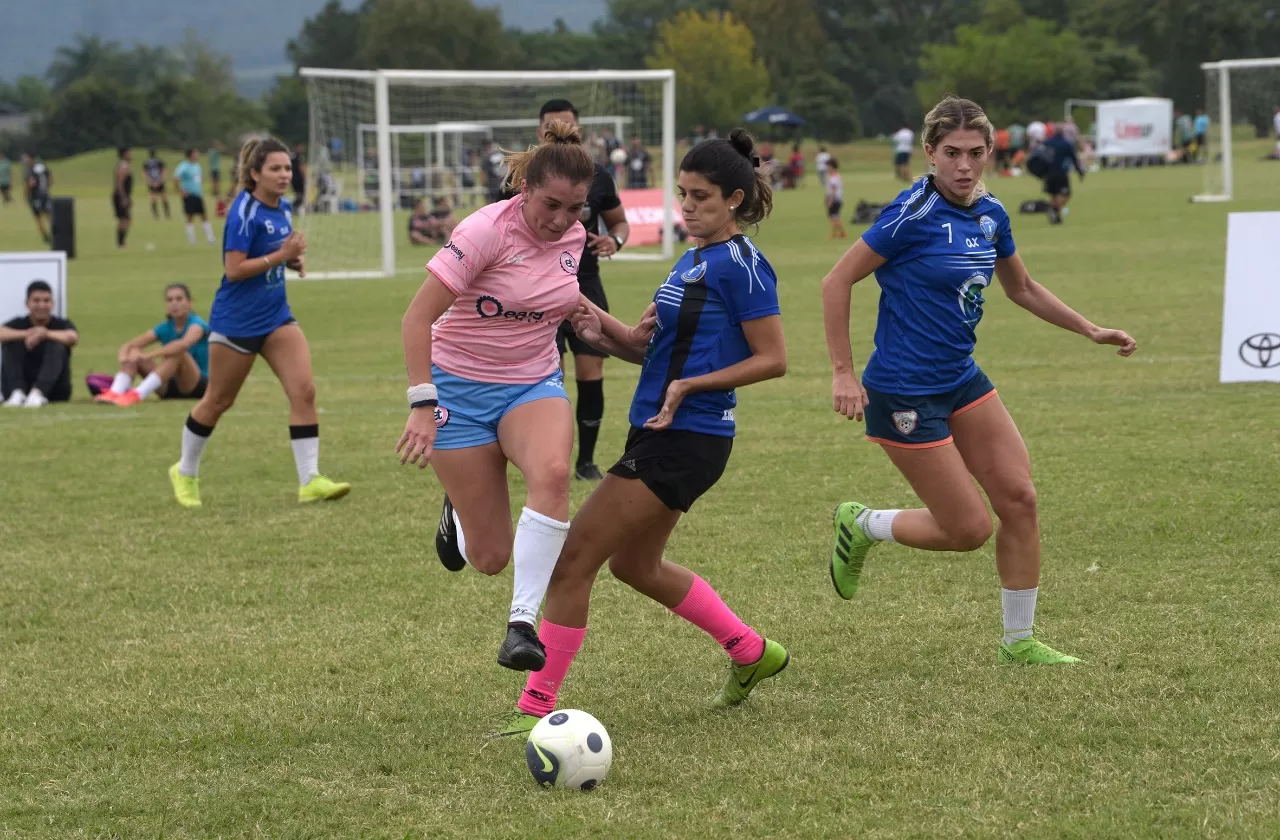 Fútbol en Las Cañas. 