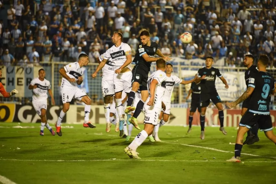 NADA. Ni por arriba ni por abajo, Atlético pudo vulnerar una férrea y efectiva defensa de Gimnasia de La Plata que se paró muy bien dentro del área de Rodrigo Rey. 