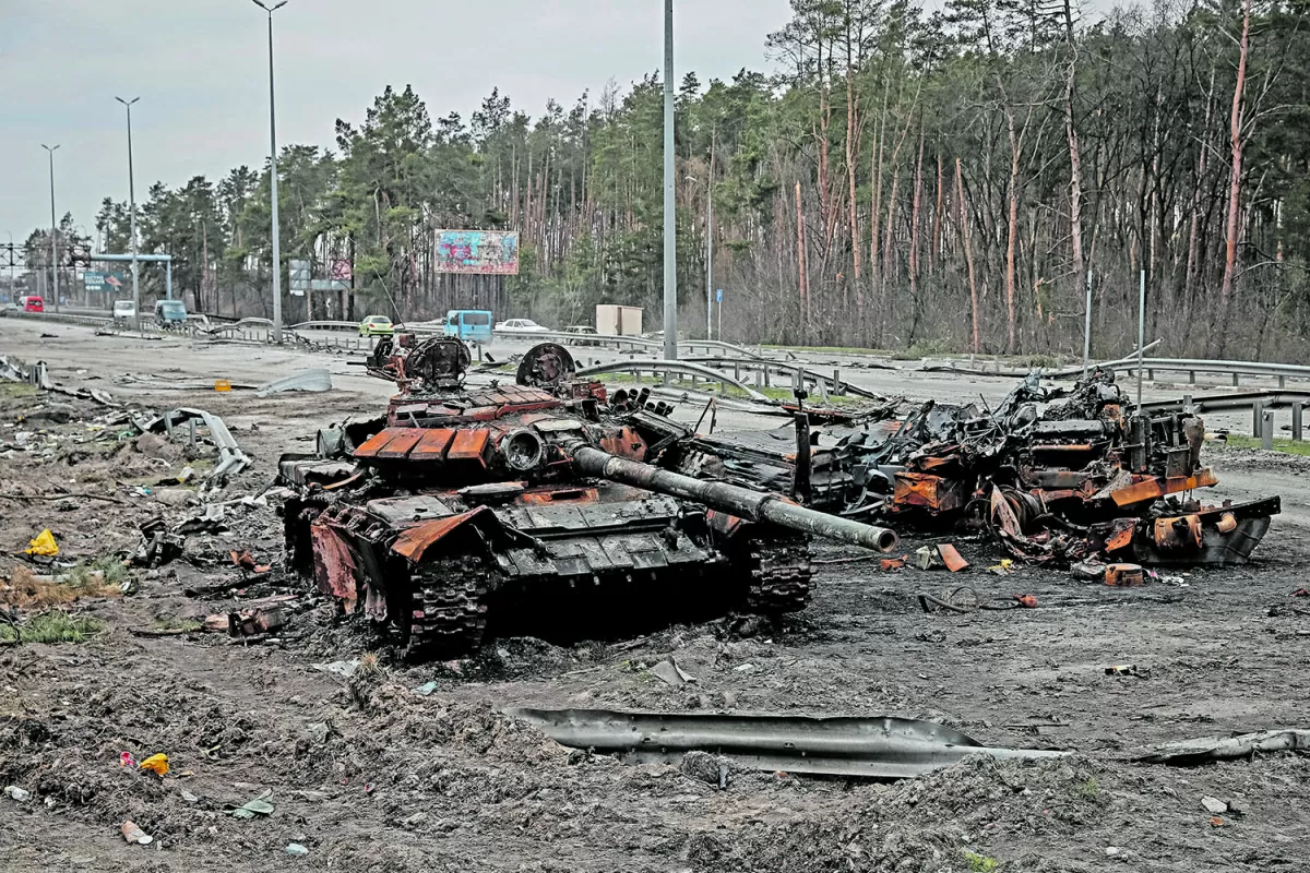 TANQUE DESTRUIDO. Una de las tantas imágenes de la guerra.