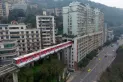 El increíble subte en China que pasa por dentro de un edificio de departamentos