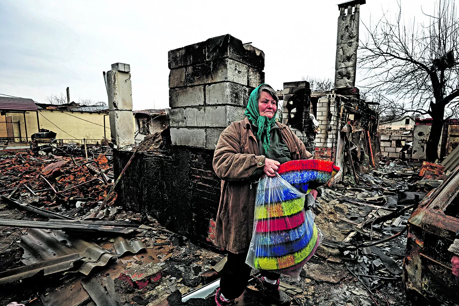 SIN NADA. Una mujer camina entre los restos de su vivienda.