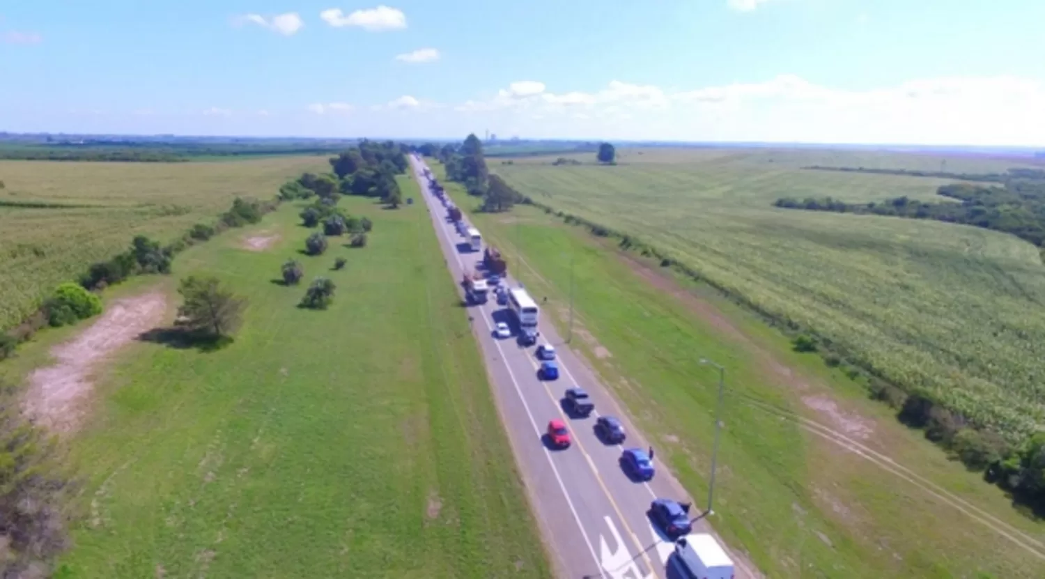 Larga fila de autos para cruzar por el puente Fray Bentos. EL PAÍS / FOTO: DANIEL ROJAS