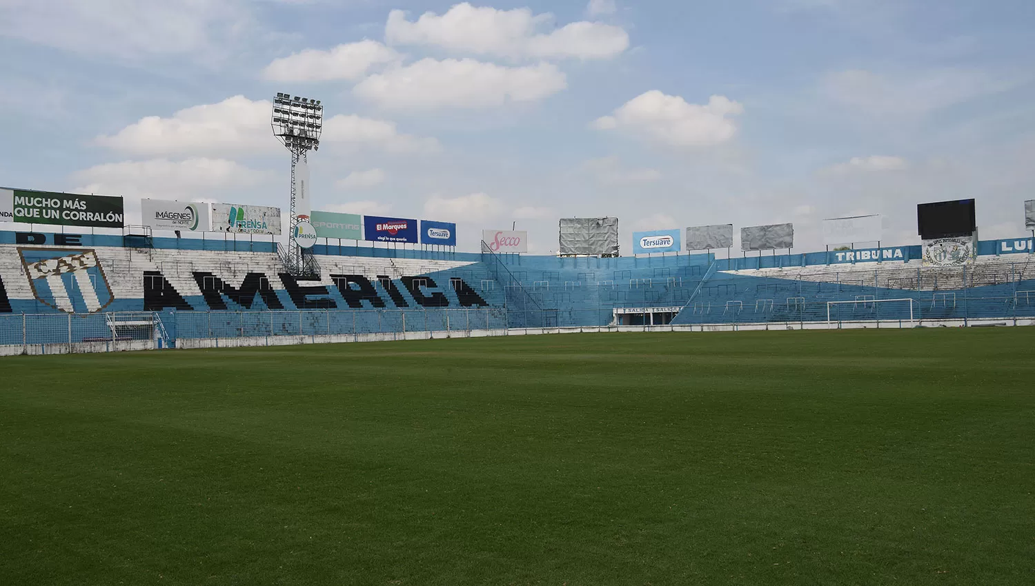 EXPECTATIVA. Los hinchas de Atlético esperan el anuncio del nuevo entrenador del Decano.