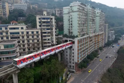 El increíble subte en China que pasa por dentro de un edificio de departamentos