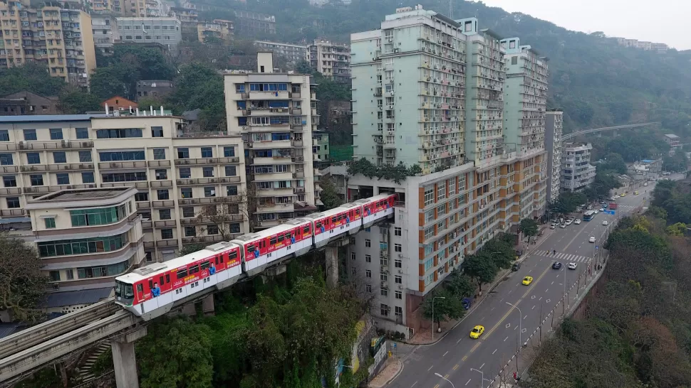 DESDE ARRIBA. El novedoso subte ingresando al edificio en China.
