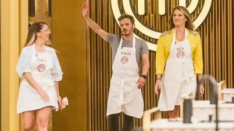 ESTUVO CERCA. Juariu observa a los finalistas de Masterchef, durante el último programa.