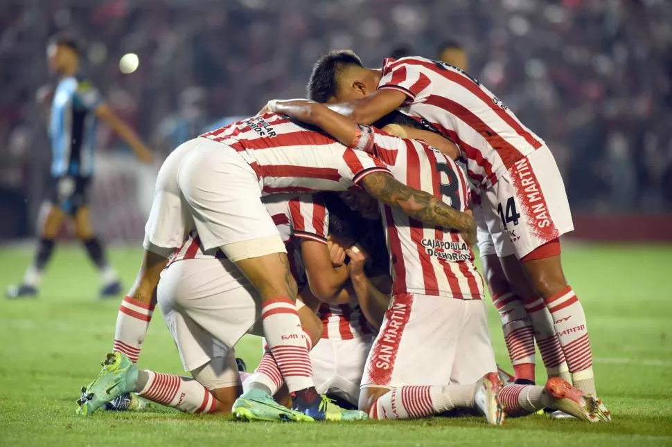 TODOS JUNTOS. El plantel “santo” tiene en claro que el objetivo grupal está por sobre todas las cosas. Una muestra de ello es que no existe ningún tipo de egoísmo. LA GACETA / FOTO DE DIEGO ÁRAOZ