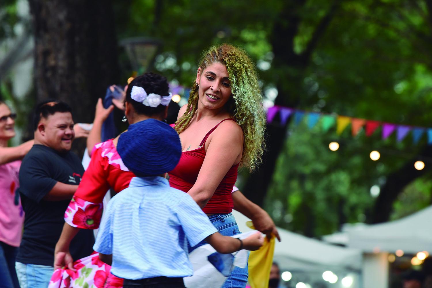 PAÑUELOS. Desde las 16 que inició el evento, estos no faltaron de agitarse.