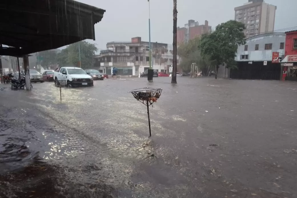 Demoras y caos en el tránsito vehicular por la lluvia en la capital tucumana