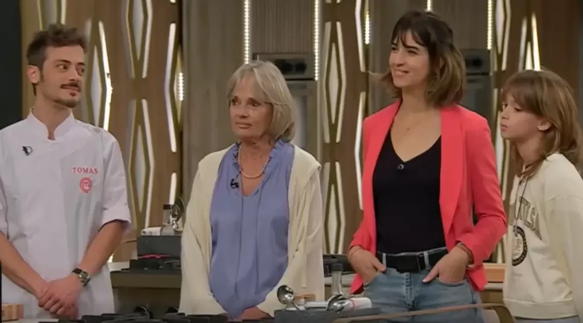 Tomás Fonzi junto a su mamá, su pareja y su hija