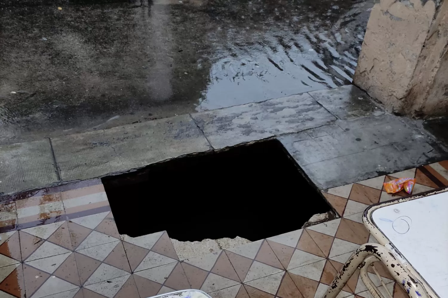 ESCUELA YRIGOYEN. Así quedó el piso en una de las galerías.