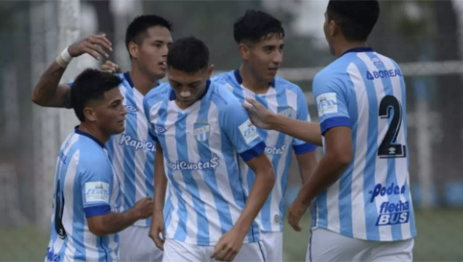 FESTEJO. Los juveniles Decanos se abrazan después del gol de Coman.