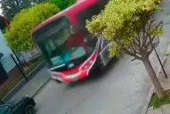 Video: un nene de 12 años robó un colectivo y chocó varios autos