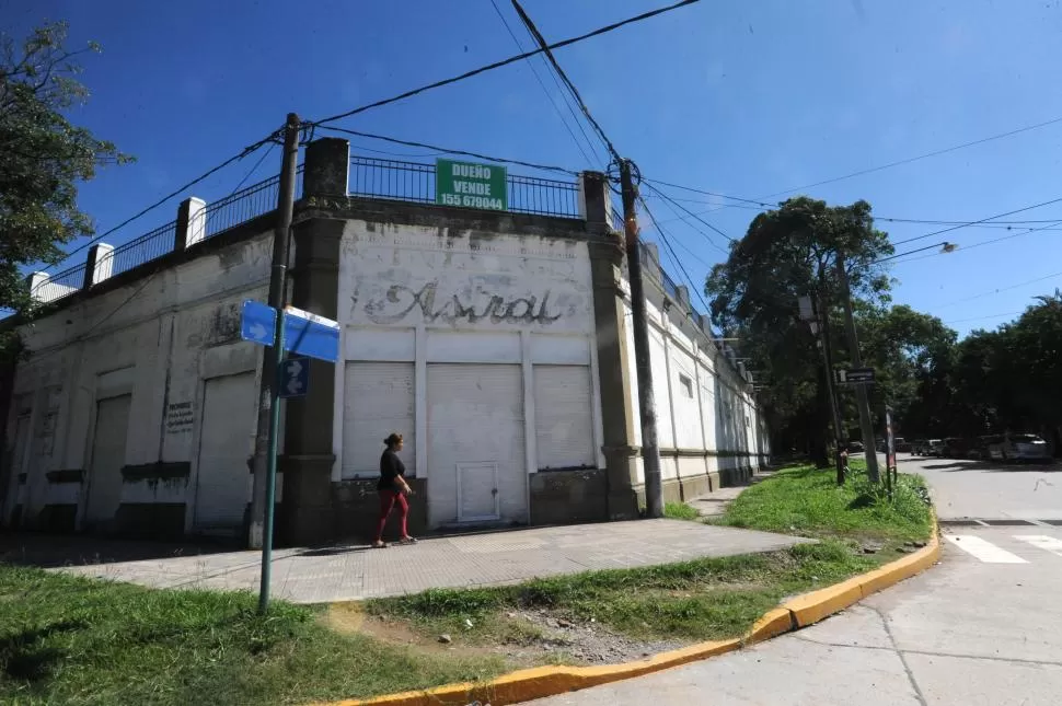 ANTIGÜEDAD. La esquina del Cine Astral es la única que permaneció sin mayores cambios con el correr de las décadas.  