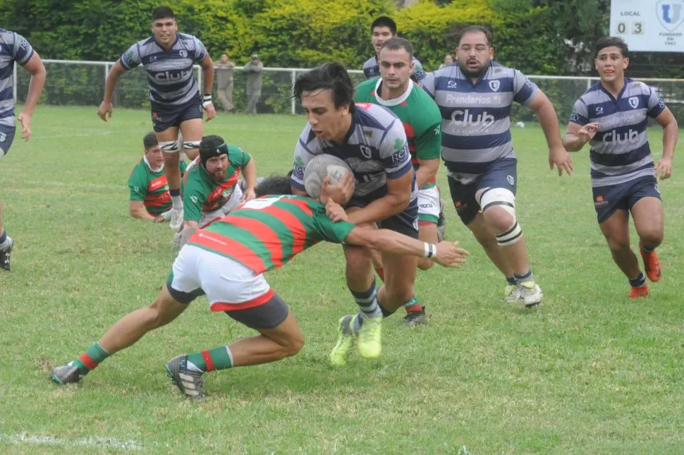 GOLEADOR. Marcos Villagra, con la guinda en brazos, marcó 14 de los puntos de la “U” (un try, un penal y tres conversiones).  