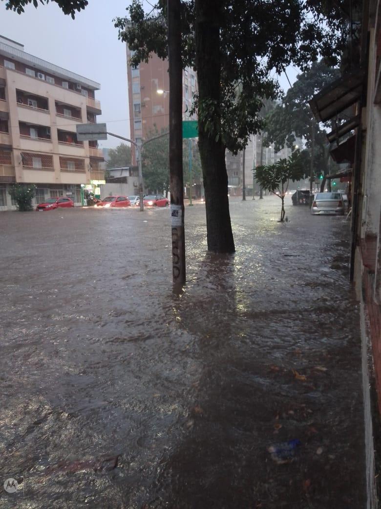Demoras y caos en el tránsito vehicular por la lluvia en la capital tucumana