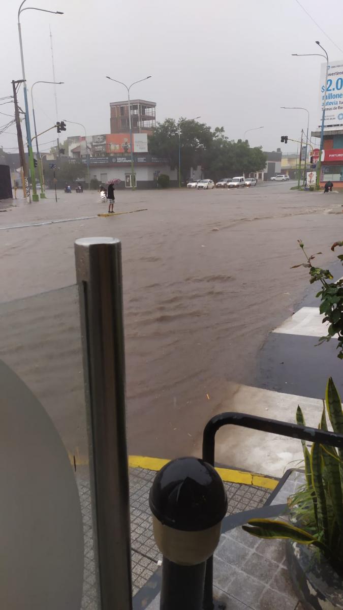 Demoras y caos en el tránsito vehicular por la lluvia en la capital tucumana