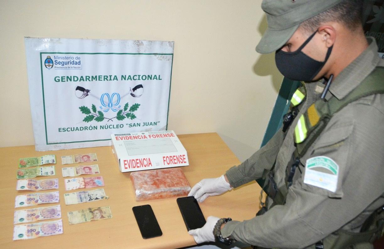 Detuvieron a un hombre que transportaba cocaína oculta en un cesto de basura