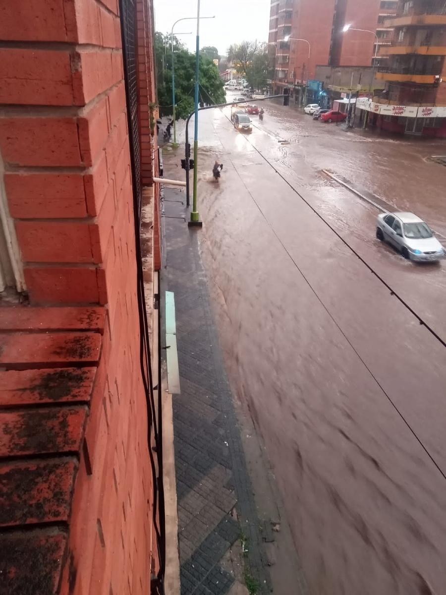Demoras y caos en el tránsito vehicular por la lluvia en la capital tucumana
