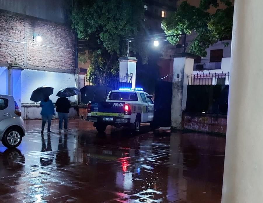 Se hundió el piso de la galería de una escuela durante la tormenta