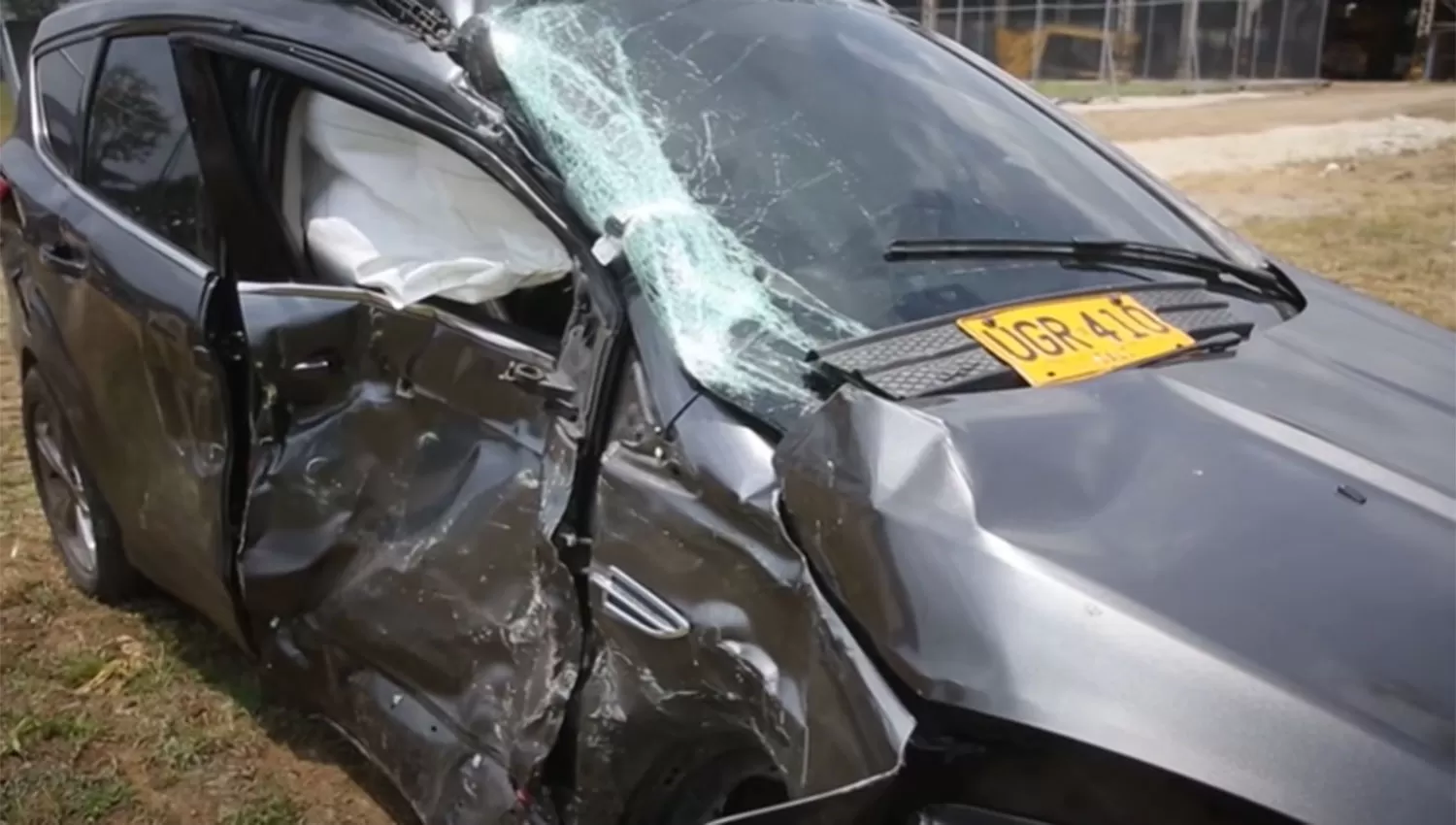 DESTRUIDA. La camioneta en la que viajaba Rincón quedó severamente dañada por el impacto.