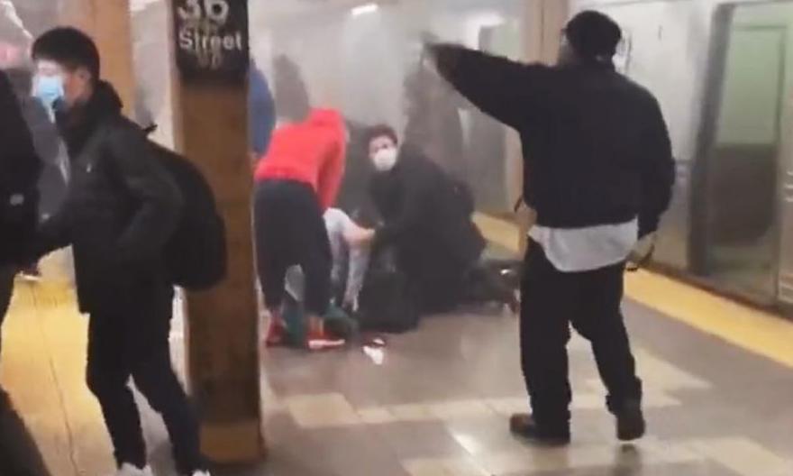 16 personas heridas durante un tiroteo en un metro de Nueva York