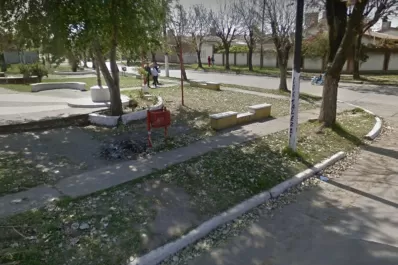 Violento ataque de un motochorro a una jubilada en la plaza del barrio Vial