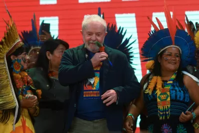 Lula prometió devolverles derechos a las tribus indígenas si gana las elecciones