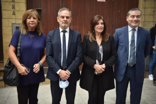 Carrera al Rectorado de la UNT: después de firmar hubo fotos para todos