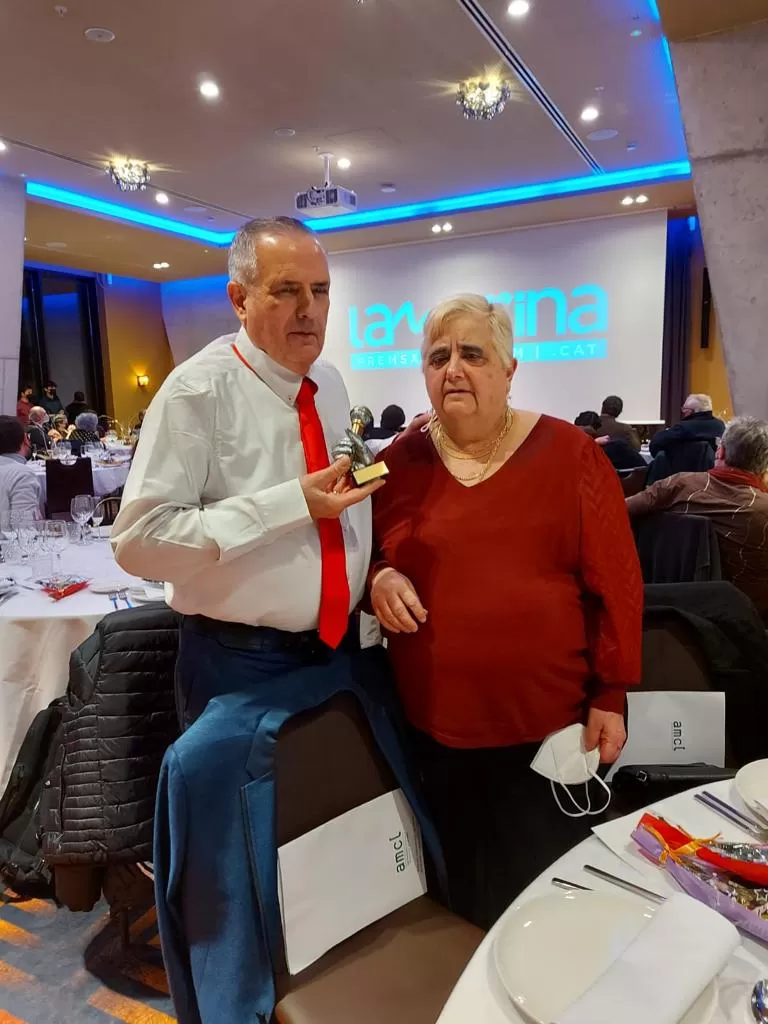 NOCHE DE FESTEJO. José Luis Benítez y su esposa, en la cena donde distinguieron el programa de radio “Guitarra para todos”, en España. 