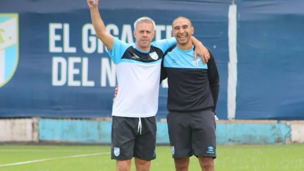 Pusineri y su ayudante Villavicencio durante su primera práctica en Atlético.