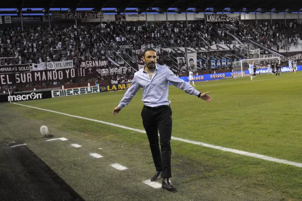 FIN DE CICLO. Azconzábal dirigió nueve partidos en su segunda etapa en Atlético. FOTO DE MATIAS NAPOLI ESCALERPO