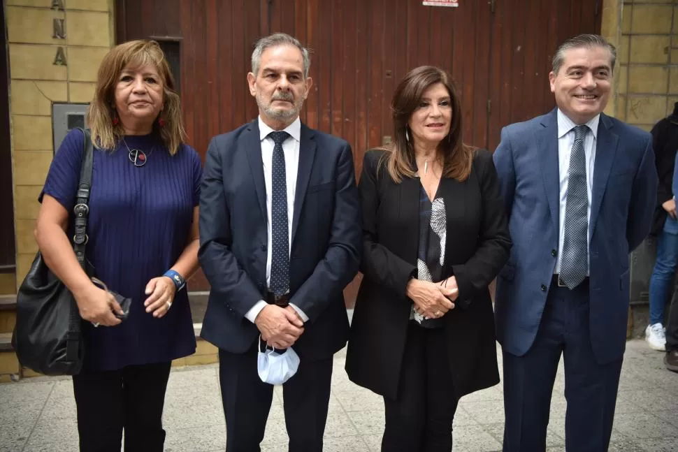 ARRIBA. Los candidatos Pagani y Leal aparecen flanqueados por los apoderados de la lista, Julia Saldaño y Horacio Madkur. 