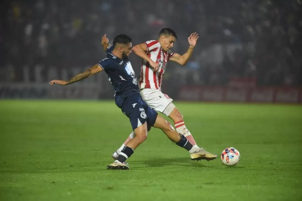 FRICCIONADO. Las condiciones del campo, después de la lluvia, hicieron que cada disputa por la pelota fuera al límite. Esto llevó al árbitro Lucas Comesaña a sacar seis tarjetas amarillas durante el juego.  