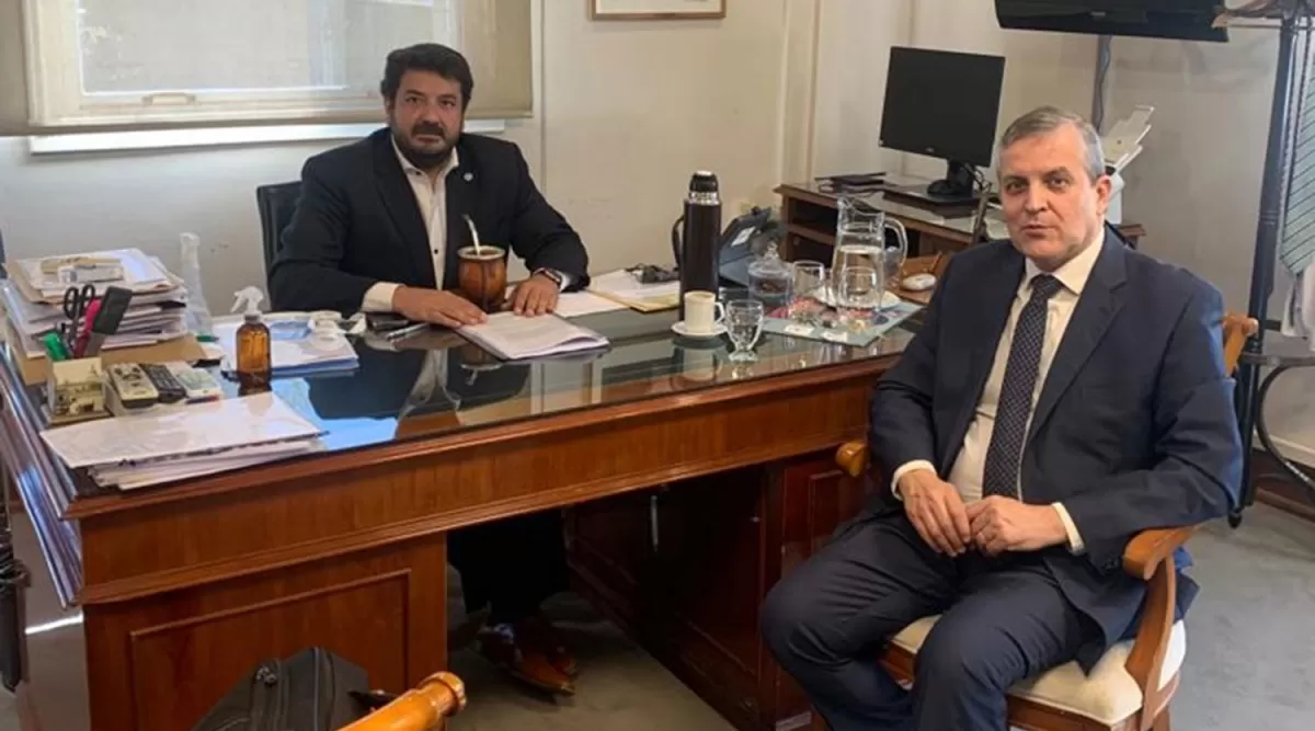 EN LA CASA ROSADA. Leiva y Mena (secretario de Justicia de la Nación) dialogan tras la firma del convenio.  