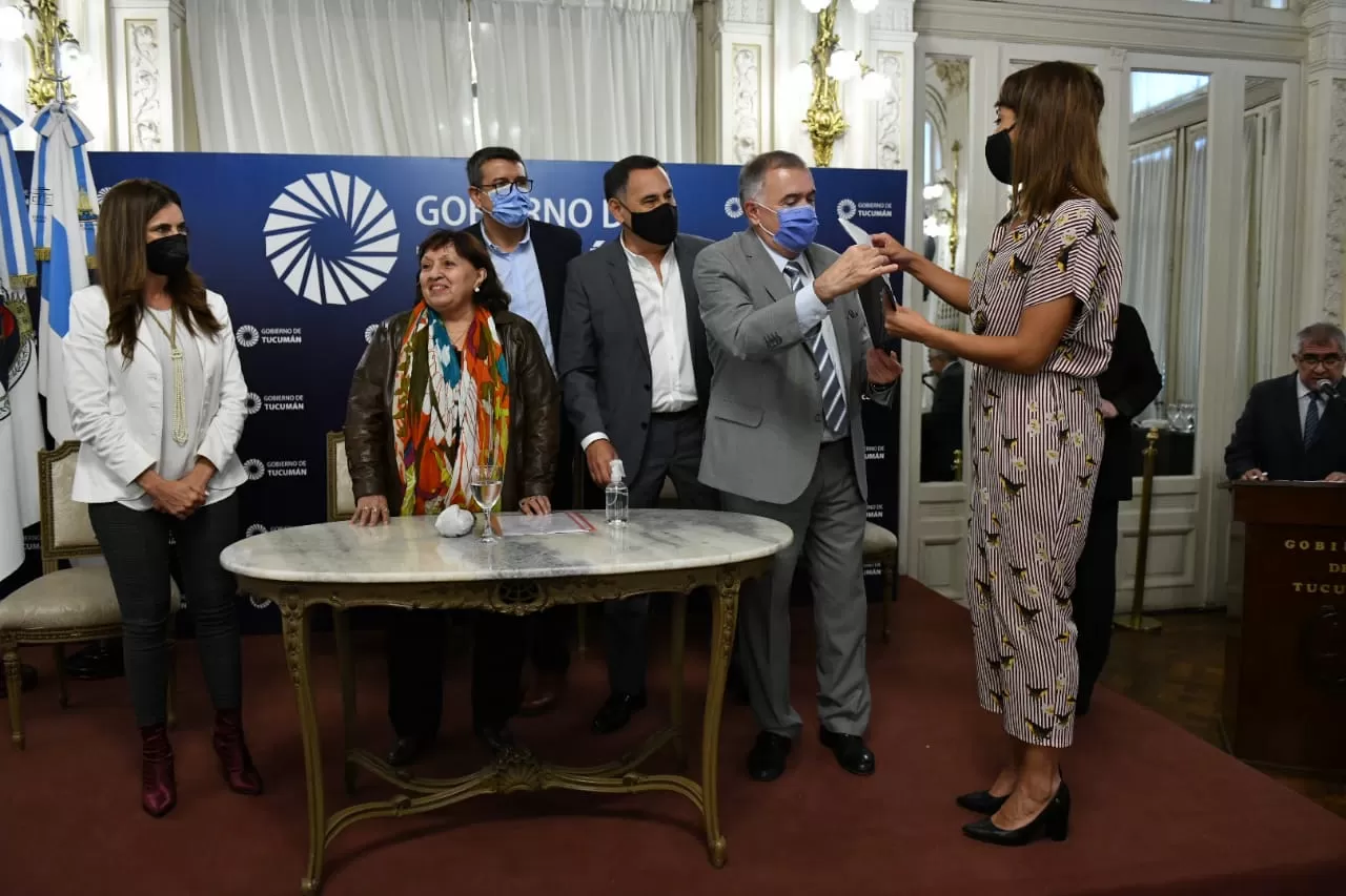 Ceremonia oficial en el Salón Blanco de la Casa de Gobierno. 