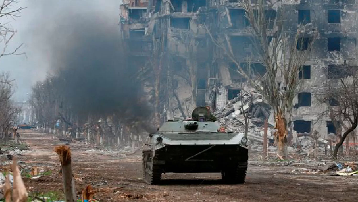 RECORRIDA. Tropas rusas recorren la zona cercana a la planta metalúrgica de Azovstal, en la ciudad portuaria de Mariupol.