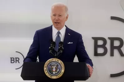 Biden promete seguir presionando para endurecer la regulación de armas