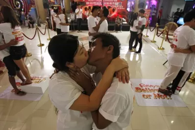 Día Internacional del Beso: la historia de la pareja que se besó durante casi dos días y rompió récord mundial