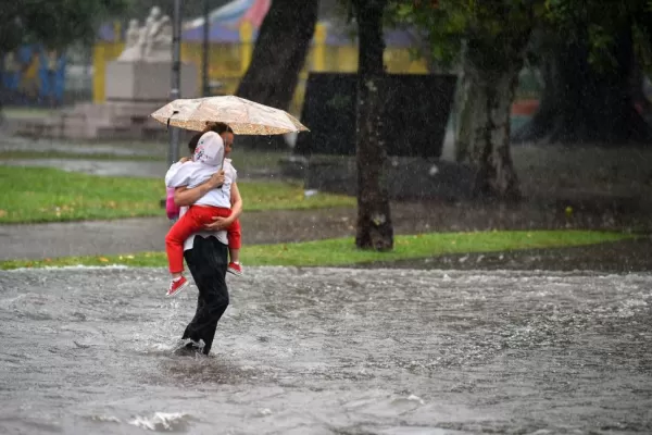 Cayeron más de 80 mm de lluvia en varias zonas de Tucumán y aún hay cortes de calles
