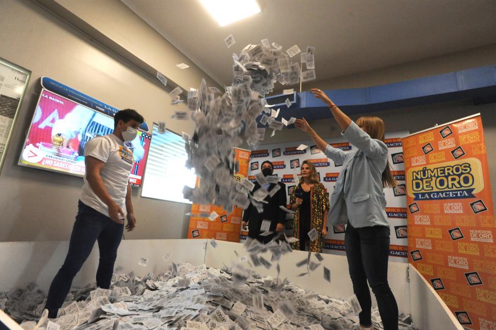 SUEÑO AL AIRE. Más de dos millones de tarjetas participaron del sorteo. LA GACETA / FOTO DE ANTONIO FERRONI