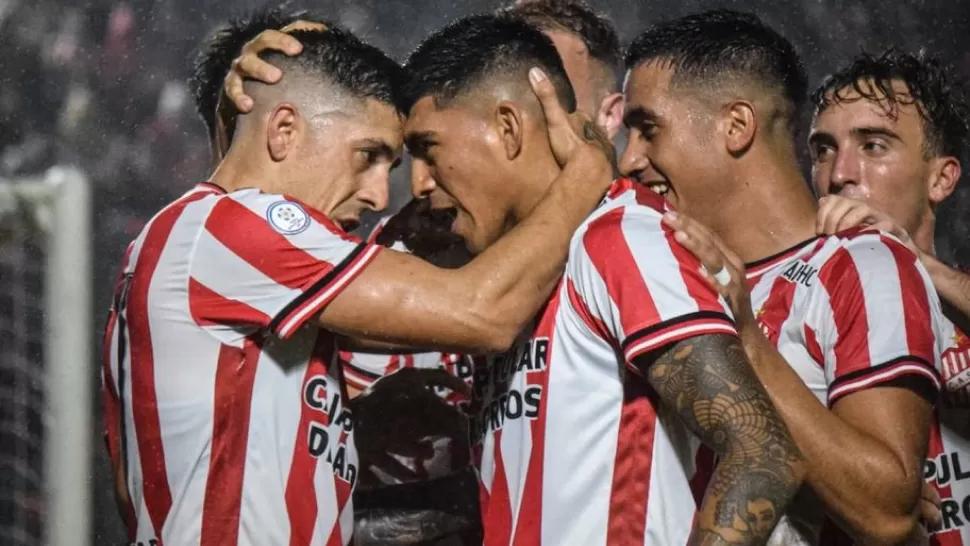 El festejo de los jugadores durante el triunfo ante la Lepra.