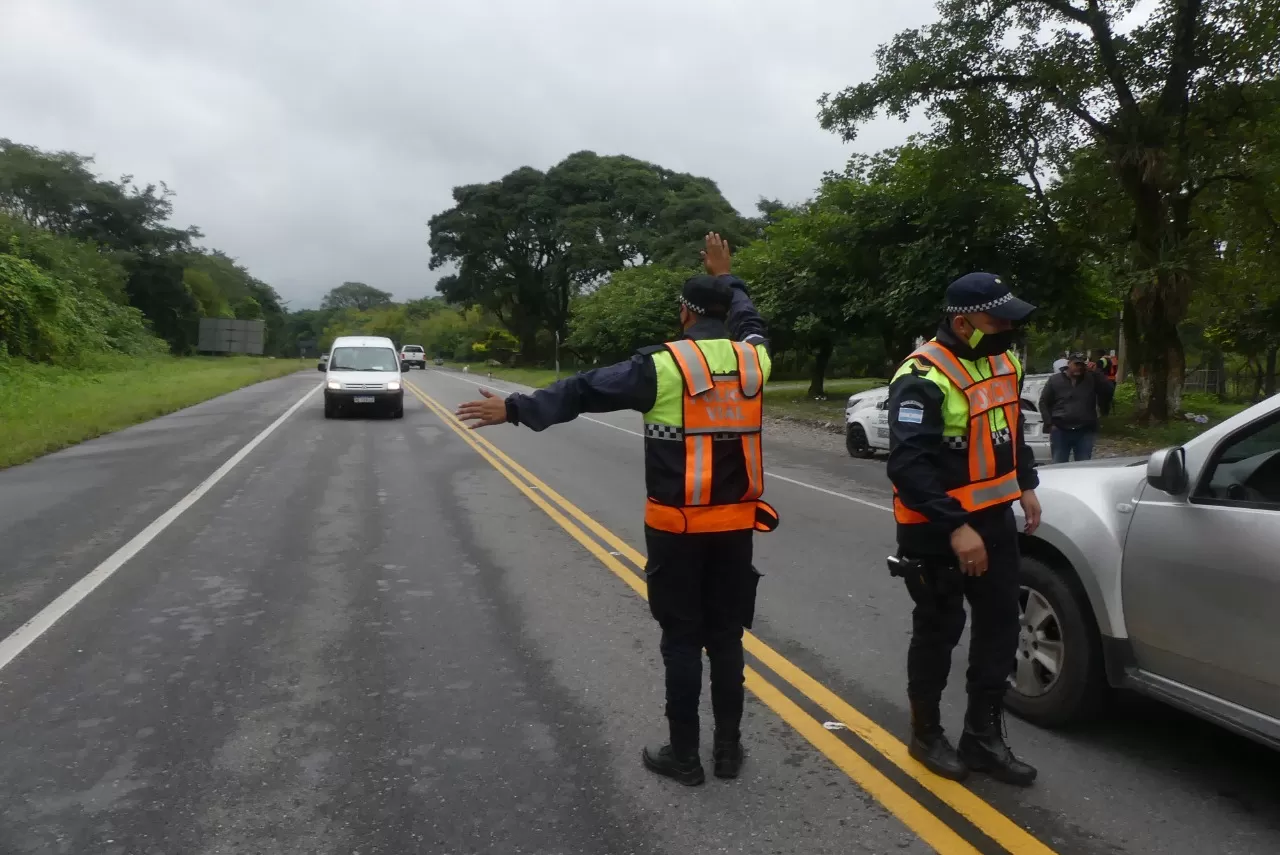 Se desprendió una piedra del cerro y está cortado el camino a Tafí del Valle