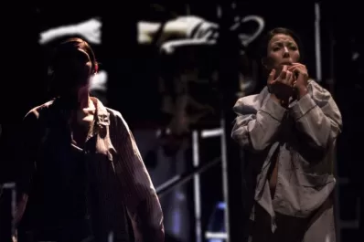 “Quién traerá el alba” indaga en el teatro poético multimedia