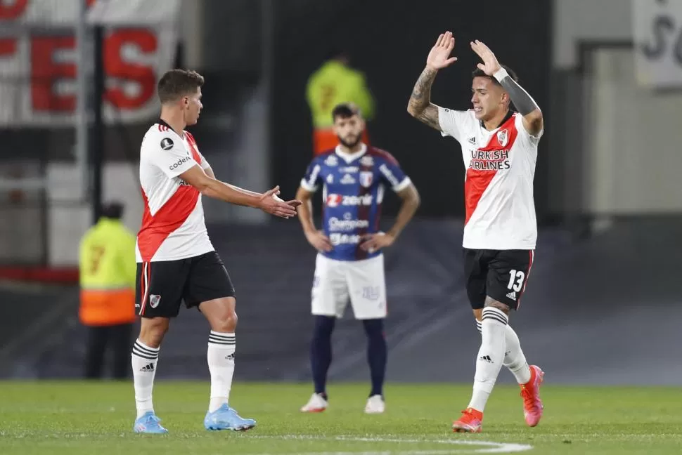 EL PRIMER FESTEJO. Julián Álvarez felicita a Enzo Fernández, autor del primer gol del “Millonario” frente a los brasileños. 