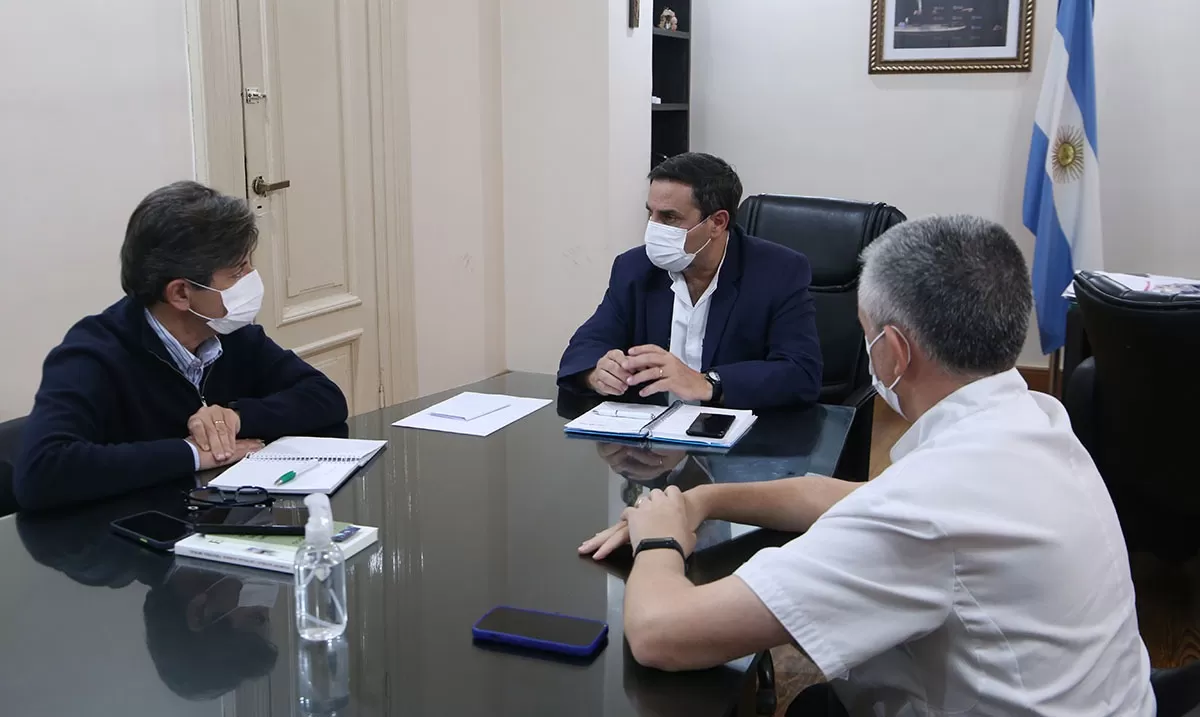 Reunión entre el director del Padilla y el ministro de Salud, Luis Medina Ruiz, y otros funcionarios. FOTO MINISTERIO DE SALUD