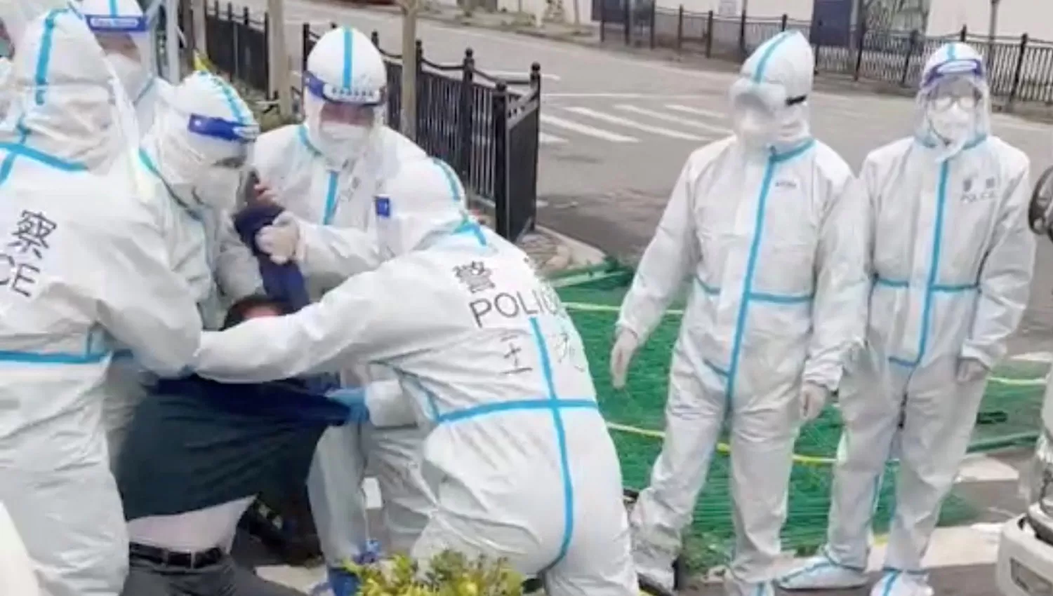 A LA FUERZA. La Policía se lleva a un hombre que protestaba frente a un centro de aislamiento en Shanghái.