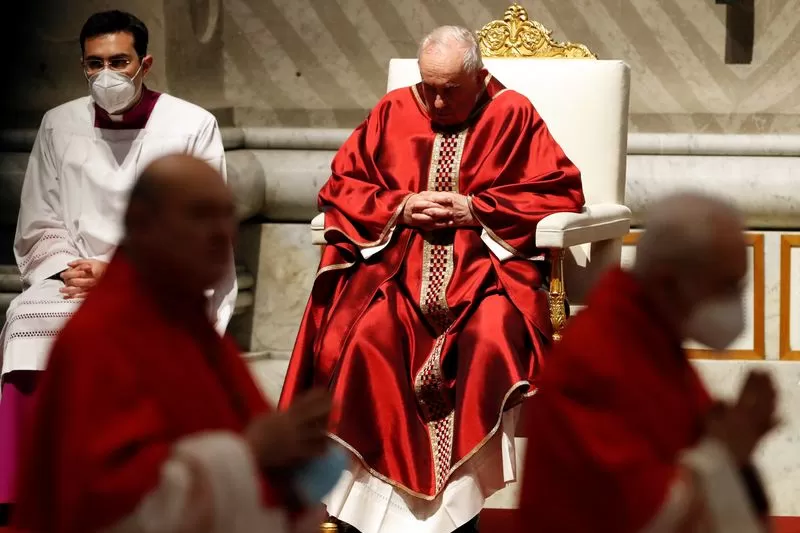 El Papa Francisco dirige el servicio de la Pasión del Señor del Viernes Santo en la Basílica de San Pedro en El Vaticano, el 15 de abril de 2022. REUTERS