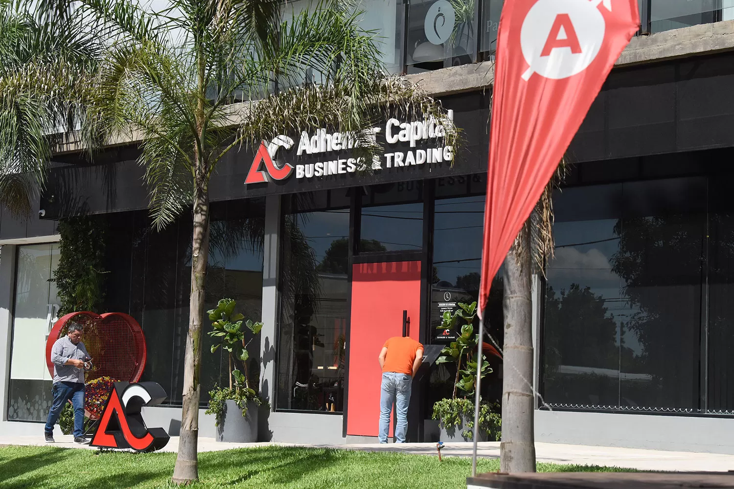 PREOCUPADOS. La sucursal de Adhemar está ubicada en avenida Solano Vera, en Yerba Buena. Pero desde hace varios días nadie atiende a quienes van a hacer consultas.