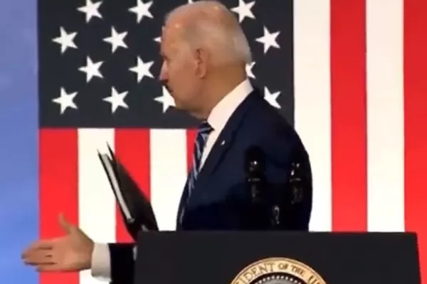 Video: Joe Biden protagonizó un momento incómodo al saludar “al aire”